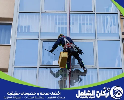 عمال محترفين في تلميع الزجاج