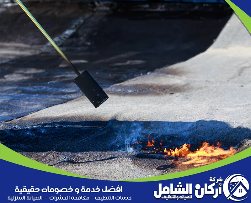فني معتمد يقوم بعزل السطوح بشكل متقن لتجنب تلف الخرسانة أو الرطوبة.