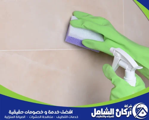 طرق تنظيف جدران المنزل إزالة الدهون من الجدران باستخدام إسفنجة ومنظف آمن يضمن تنظيف فعال دون التأثير على الطلاء أو اللون.