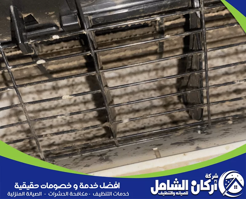 توضح الصورة فتحات مكيف سبليت من الداخل مع تراكم واضح للأتربة والبقع على ريش توزيع الهواء والأجزاء الداخلية. تعكس الصورة حالة مكيف يحتاج إلى تنظيف جيد لإزالة الغبار العالق، تحسين جودة الهواء الخارج، وتقليل الروائح أو ضعف التبريد الناتج عن اتساخ المكونات الداخلية.