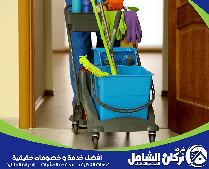 تطبيق جدول تنظيف البيت داخل المنزل 0500073610 maskancare. رجل يحمل مكنسة ومواد تنظيف واقفًا في مدخل الباب، يظهر استعدادًا لتنظيف المنزل.