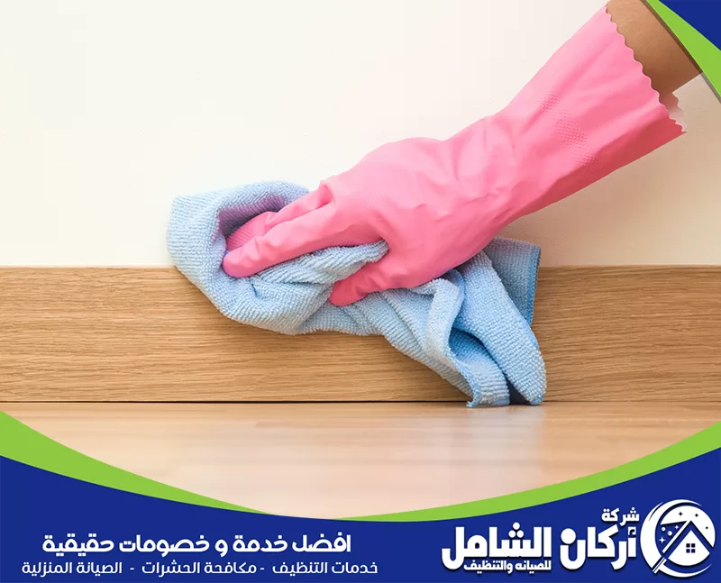 طرق تنظيف جدران المنزل تنظيف احترافي للأسطح الخشبية باستخدام مايكروفايبر لحماية الطلاء وتقديم نتيجة دقيقة وآمنة دون خدش أو تلف.