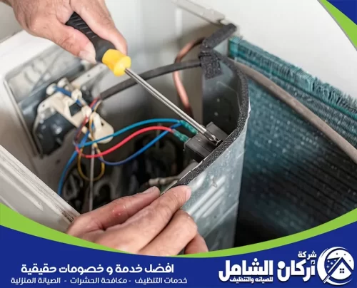 فحص توصيلات مكيف سبليت الداخلية قبل الصيانة لتحديد موضع الخلل بدقة.