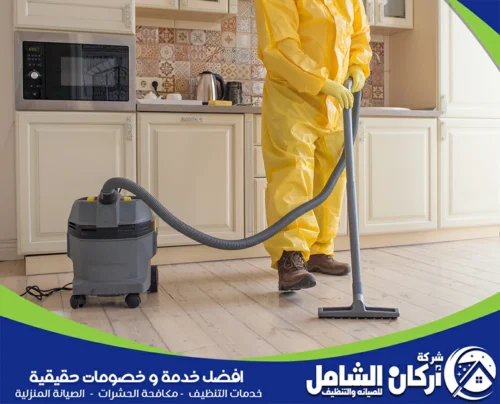 تنظيف مطابخ الالمونيوم بالدمام 0500073610 maskancare فني maskancare ينظف أرضية مطبخ بالدمام باستخدام مكنسة شفط لإزالة الأتربة وبقايا الدهون.