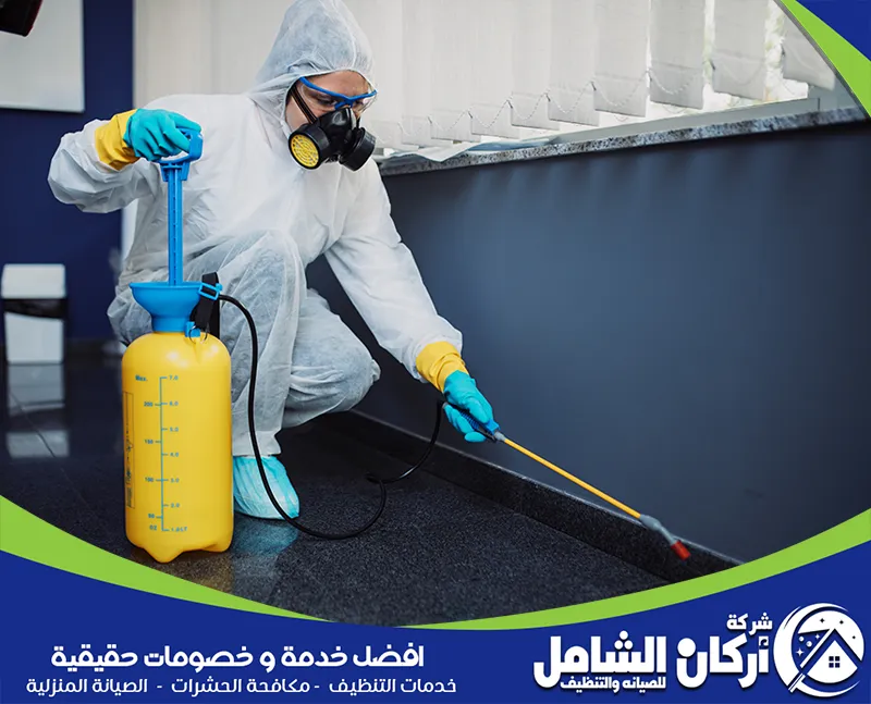 فني شركة maskancare يقوم باستخدام ادوات حديثة ومضخات رش المبيدات للقضاء على الحشرات بالخفجي