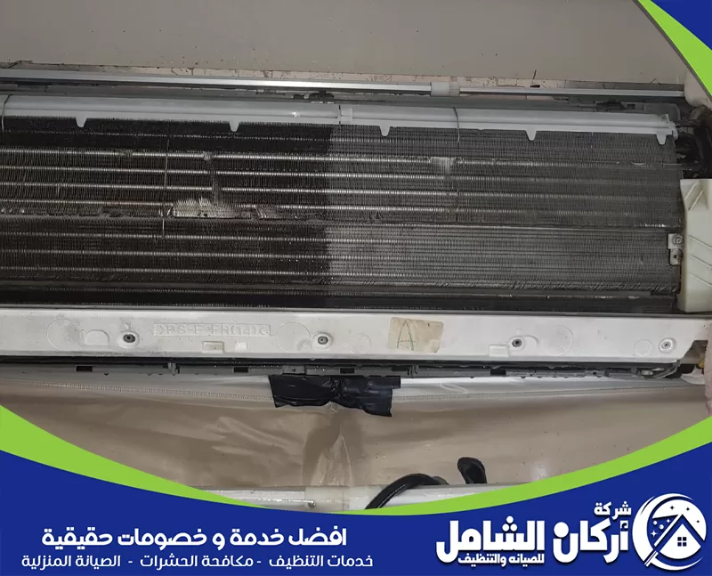 تظهر الصورة مكيف سبليت مفتوح من الداخل، مع تراكم واضح للأتربة والغبار على ملفات التبريد والفلتر الداخلي. توضح الصورة أهمية تنظيف المكيف بشكل دوري للحفاظ على قوة التبريد، تحسين تدفق الهواء، وتقليل الضغط على الجهاز أثناء التشغيل.