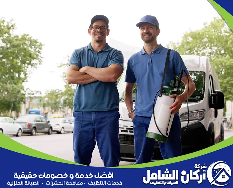 فنيين رش المبيدات ومكافحة حشرات المنزل بالخفجى يقومون بالتأكد من عدم وجود الحشرات بعد انهاء مهمة