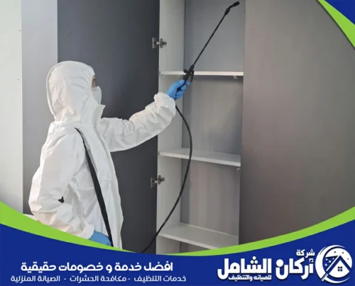 فني شركتنا يقوم برش مبيد حشري للوقاية من العته داخل الخزانة، تحديداً على الأرفف والأركان الداخلية لضمان الفعالية.