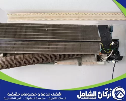 فحص وحدة مكيف سبليت قبل الغسيل مع إظهار تراكم الأتربة على المبخر الداخلي.