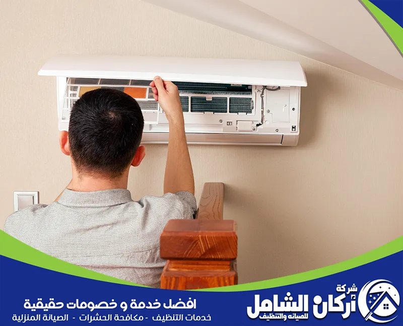 مهندس مكيفات يقوم بصيانة مكيفات براس تنورة باستخدام تقنيات حديثة لضمان أداء مثالي.
