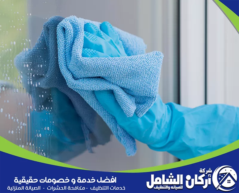 طريقة تلميع الزجاج عامل يستخدم ممسحة زجاج احترافية لإزالة الماء والآثار بدقة على واجهة زجاجية.