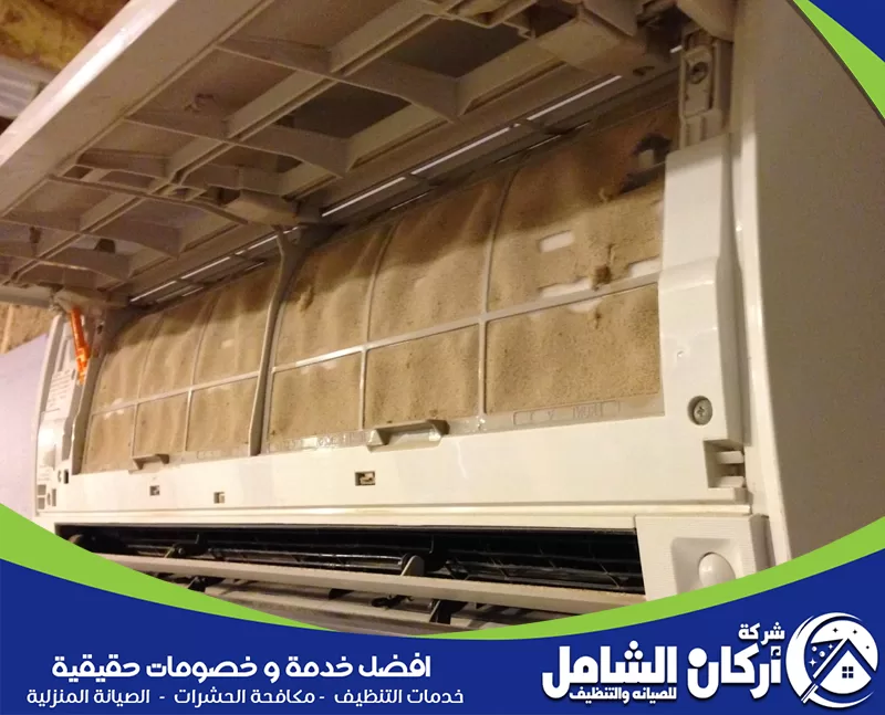 توضح الصورة مكيف سبليت مفتوح من الداخل مع تراكم كثيف للأتربة والغبار على الفلاتر والأجزاء الداخلية. تعكس هذه الحالة ضعف العناية الدورية بالمكيف، وقد تؤثر على قوة التبريد وجودة الهواء وتزيد من الضغط على الجهاز أثناء التشغيل.