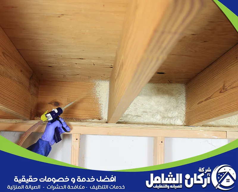 يقدم الفني خدمات عزل الأسطح توفر لك راحة البال والحماية من العوامل الجوية المتغيرة.