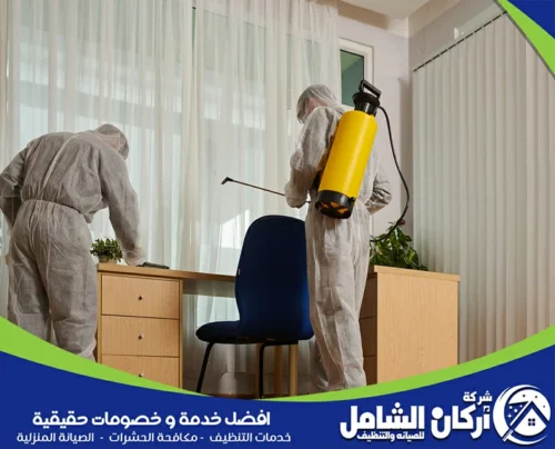 تقني يقوم برش مادة مكافحة الحشرات داخل مكتب، مع التركيز على التفاصيل الدقيقة لضمان بيئة صحية وآمنة.