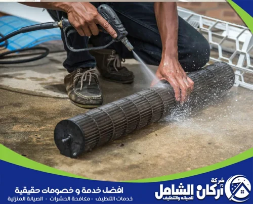 غسيل مكيفات في الجبيل 0500073610 maskancare فني مكيفات يقوم بتنظيف فلتر مكيف باستخدام جهاز رش الماء لإزالة الأوساخ المتراكمة.