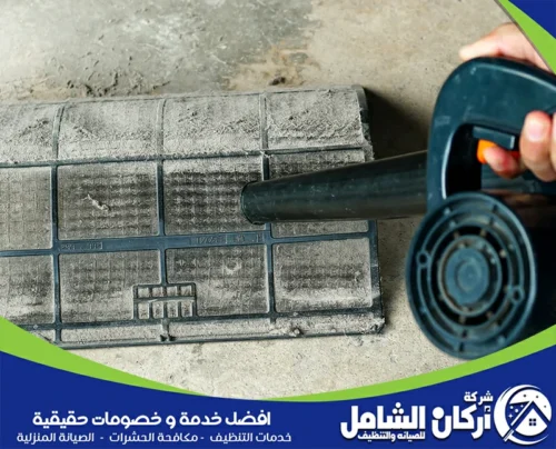 فني مكيفات يقوم بـ غسيل فلتر مكيف شباك​ براس تنورة بدقة وكفاءة عالية.