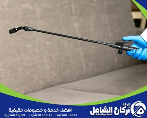 فني شركتنا وهو يقوم برش مبيدات حشرية بالخبر بدقة متناهية لضمان أفضل نتيجة. 