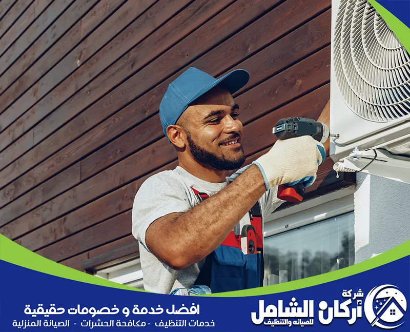 فني تركيب مكيفات يقوم بتركيب مكيفات بالنعيرية بدقة عالية لضمان الأداء المثالي والتبريد الفعال.