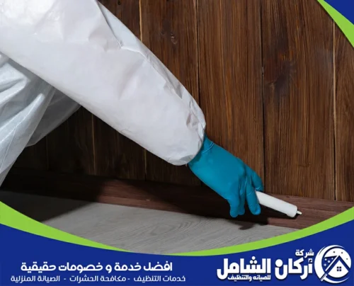 فني شركتنا وهو يقوم وضع طُعم هلامي فعال للتحكم في الصراصير والنمل في الشقوق والمناطق المخفية.