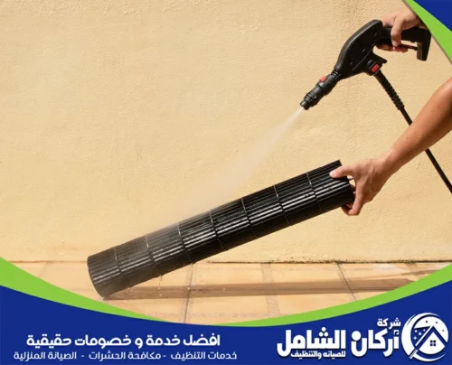 فني مكيفات يستخدم جهاز ضغط المياه لتنظيف الفلاتر والأنابيب، مما يساهم في تحسين أداء المكيف.