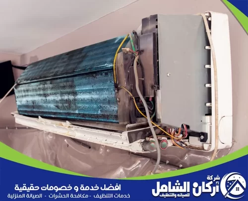 متابعة ملف التبريد والأسلاك داخل مكيف سبليت قبل تنظيفه بغطاء حماية للجدار.