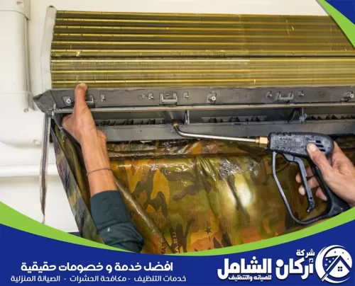 تنظيف عميق لمبخر المكيف الداخلي باستخدام مسدس ضغط ومصدّ لتجميع المياه.