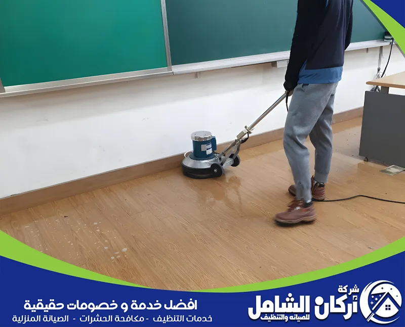 فني تنظيف المدارس التابع لشركتنا maskancare يستخدم مغسلة ارضيات لتنظيف مكتبة المدرسة بالاحساء.