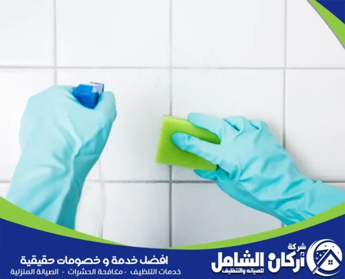 طرق تنظيف جدران المنزل تنظيف فواصل السيراميك بدقة لإظهار نتائج نظيفة ومتجانسة ضمن خدمات تنظيف الجدران البيضاء والأوساخ.
