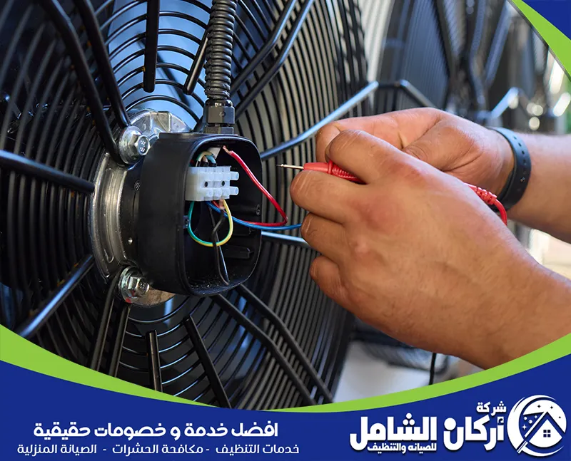 صيانة مكيفات سبلت بالجبيل 0500073610 maskancare فني يقوم بفحص وصيانة الأسلاك الكهربائية في مكيف الهواء باستخدام جهاز قياس.