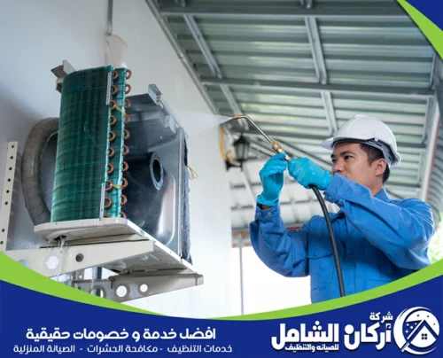 شركة تنظيف مكيفات خارجي يزيل الاتساخ ويعيد كفاءة التبريد بثبات وأمان