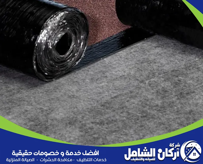 يقوم المتخصص بعزل الأسطح باستخدام مواد عالية الجودة لتوفير حماية كاملة وطويلة الأمد.
