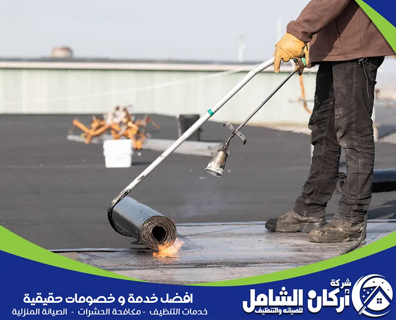 يفور الفني عزل الأسطح بطريقة احترافية تحافظ على نظافة السطح وتطيل عمر المبنى.