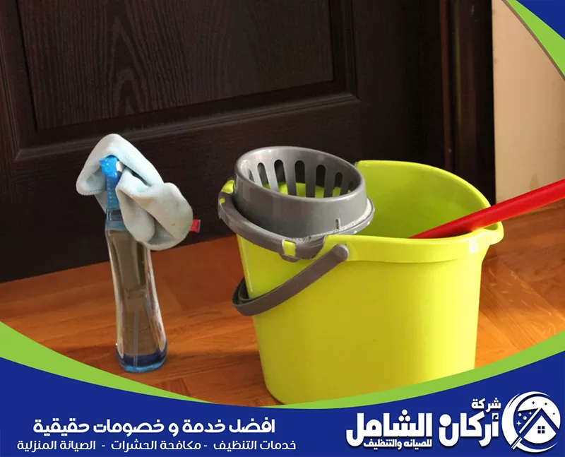 جدول تنظيف البيت الأسبوعي 0500073610 maskancare. دلو يحتوي على قطعة قماش للتنظيف وفرشاة، يستخدمان في جدول تنظيف البيت اليومي والأسبوعي والشهري.